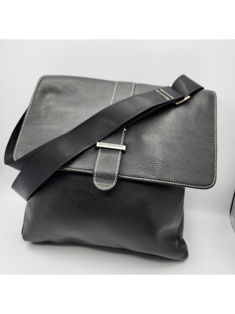 Travelsmith Elegant Black Leather Messenger Bag - Picture 1 of 14